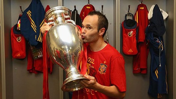 Iniesta tự hào kỳ tích của Tây Ban Nha là “vô tiền, khoáng hậu”